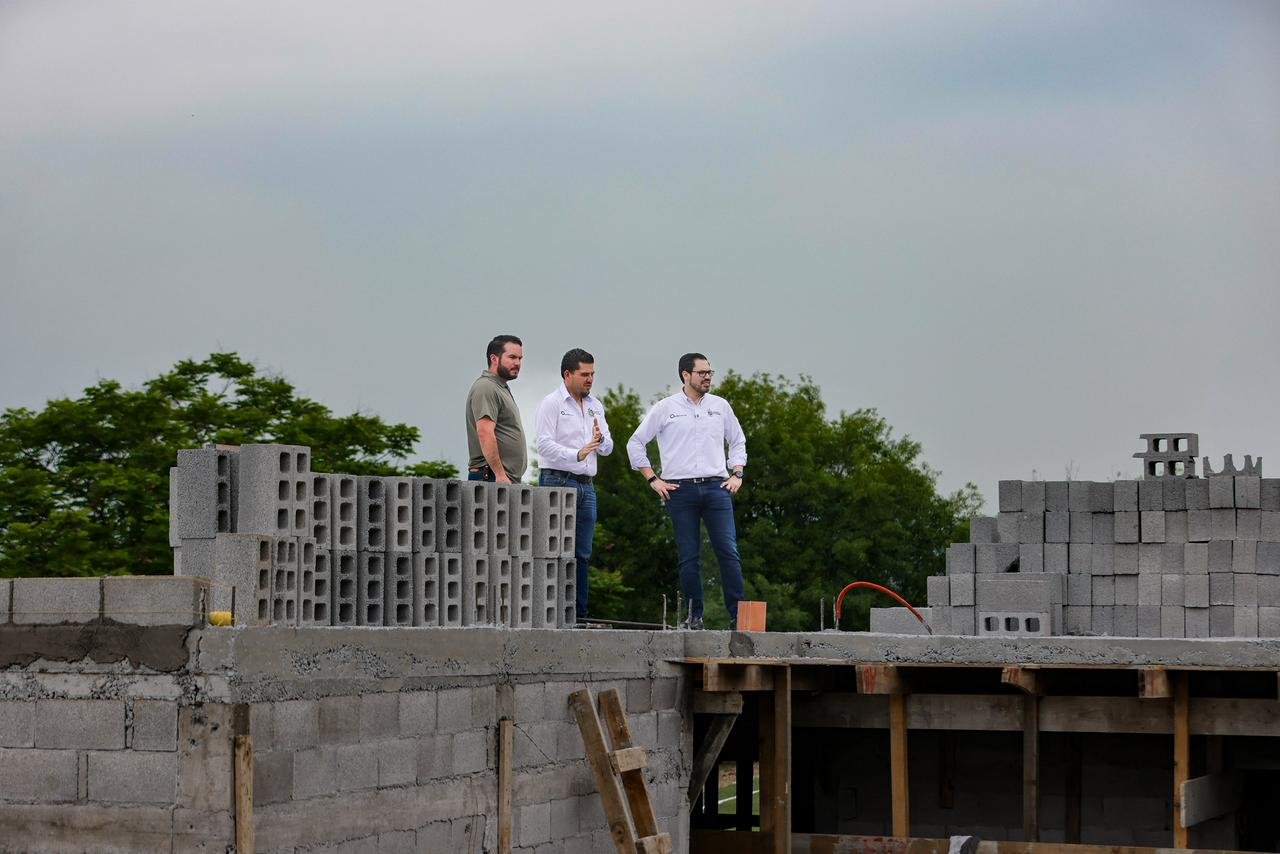 Supervisa alcalde de Santiago y su esposa avances del centro DIF Los Cavazos