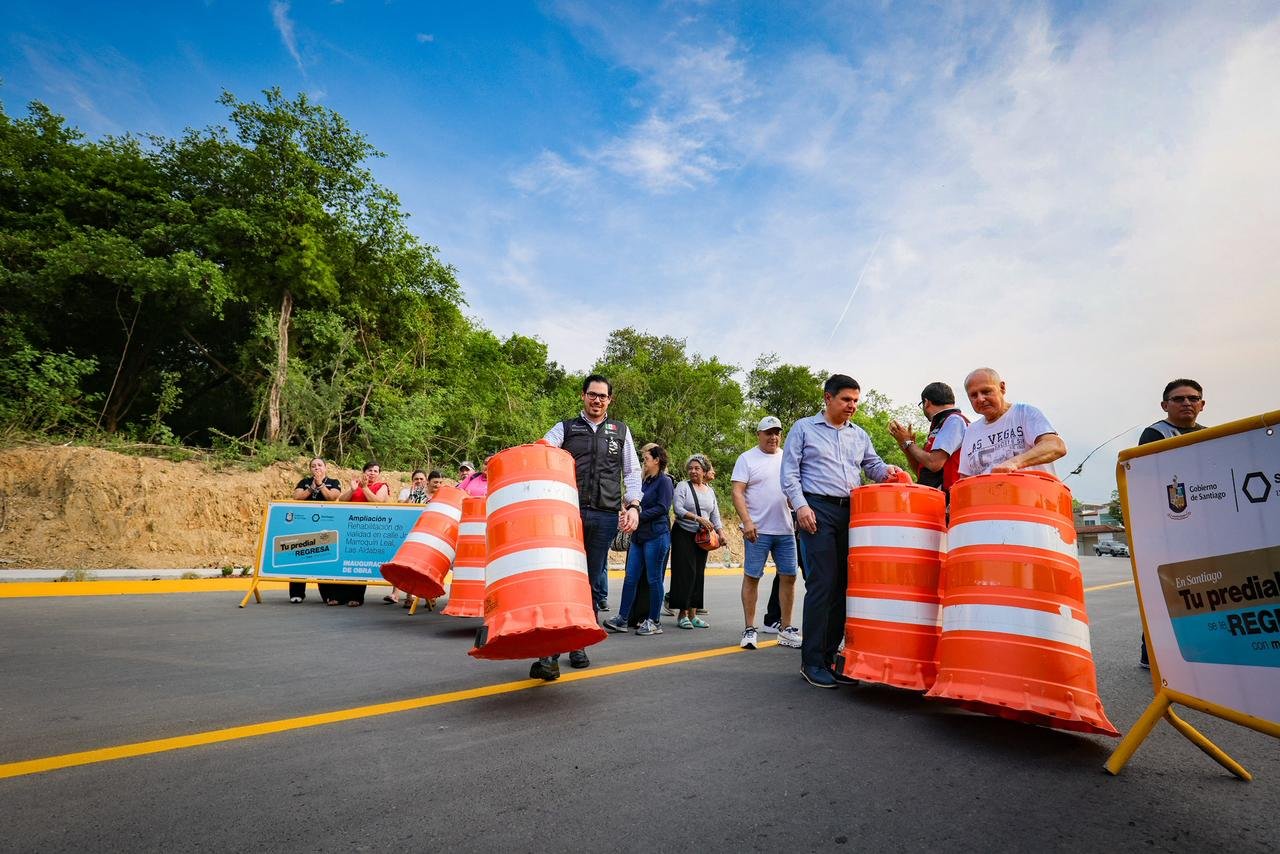 Entrega David de la Peña rehabilitación y ampliación de la calle José Marroquin “Pipo” en Los Cavazos