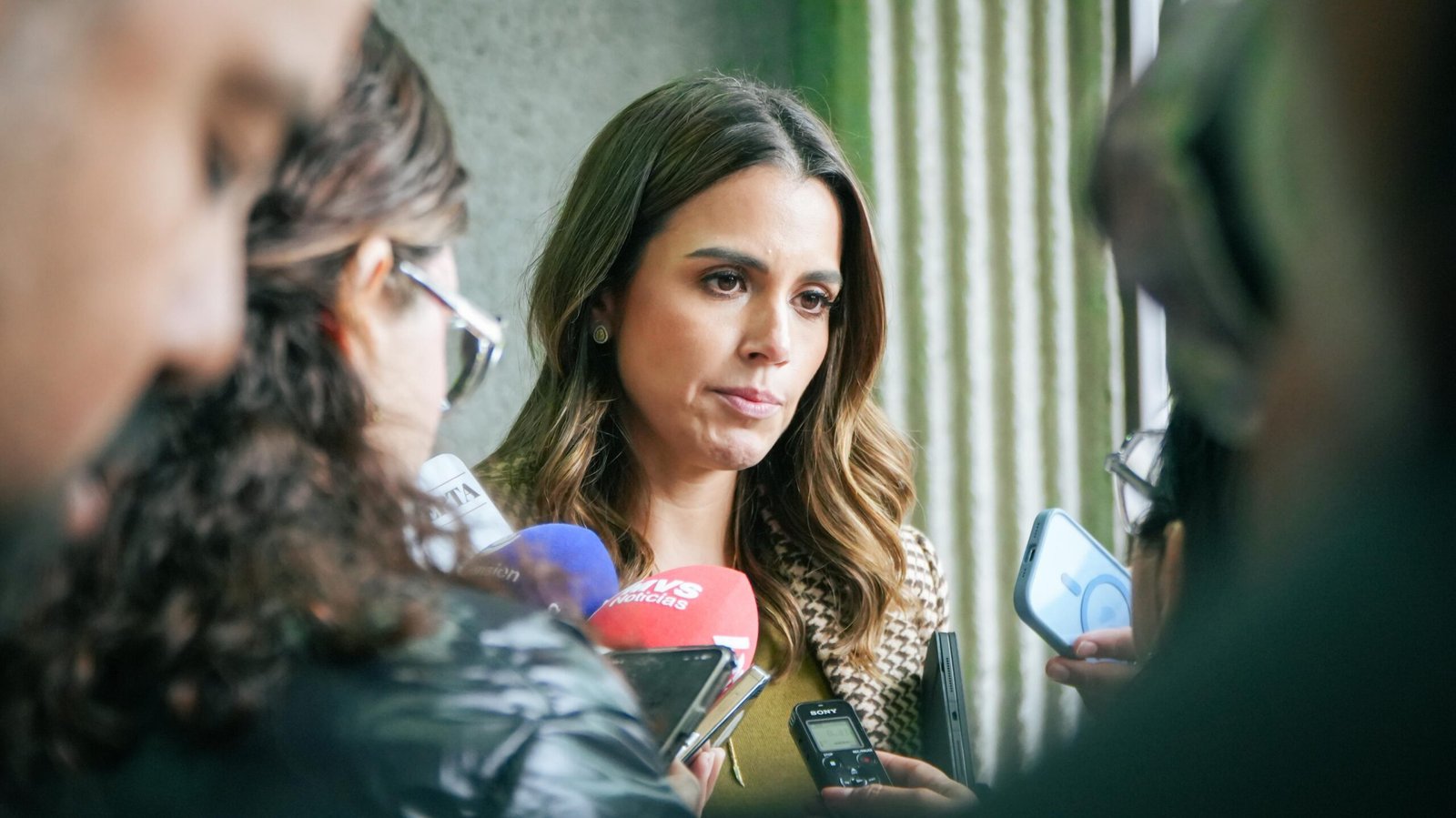 Señala Lorena de la Garza presiones externas tras bloqueo al presupuesto de Nuevo León