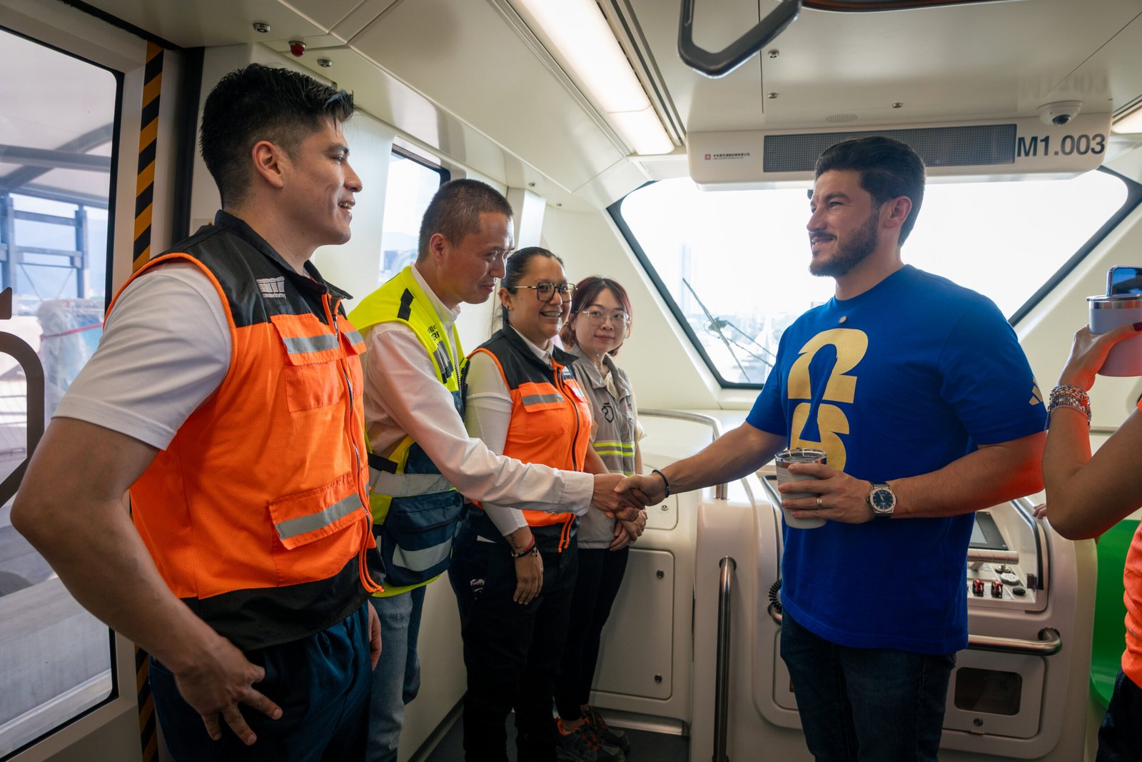Recorren Samuel y Mariana tramo Churubosco-Fundidora en el monorriel de la Línea 6 del Metro