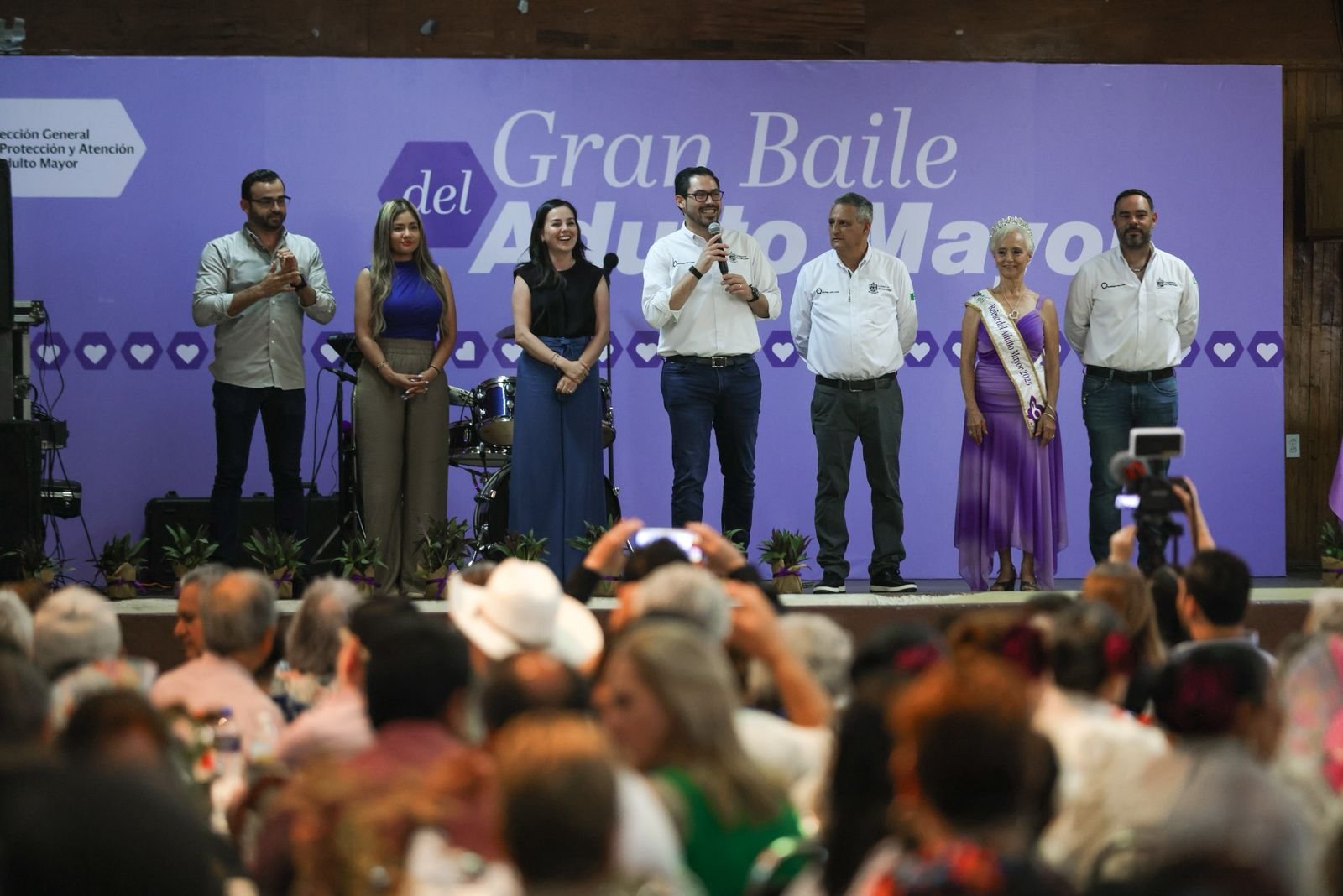 Celebra David De la Peña en grande a los adultos mayores en Santiago por el Día de la Madre y del Padre