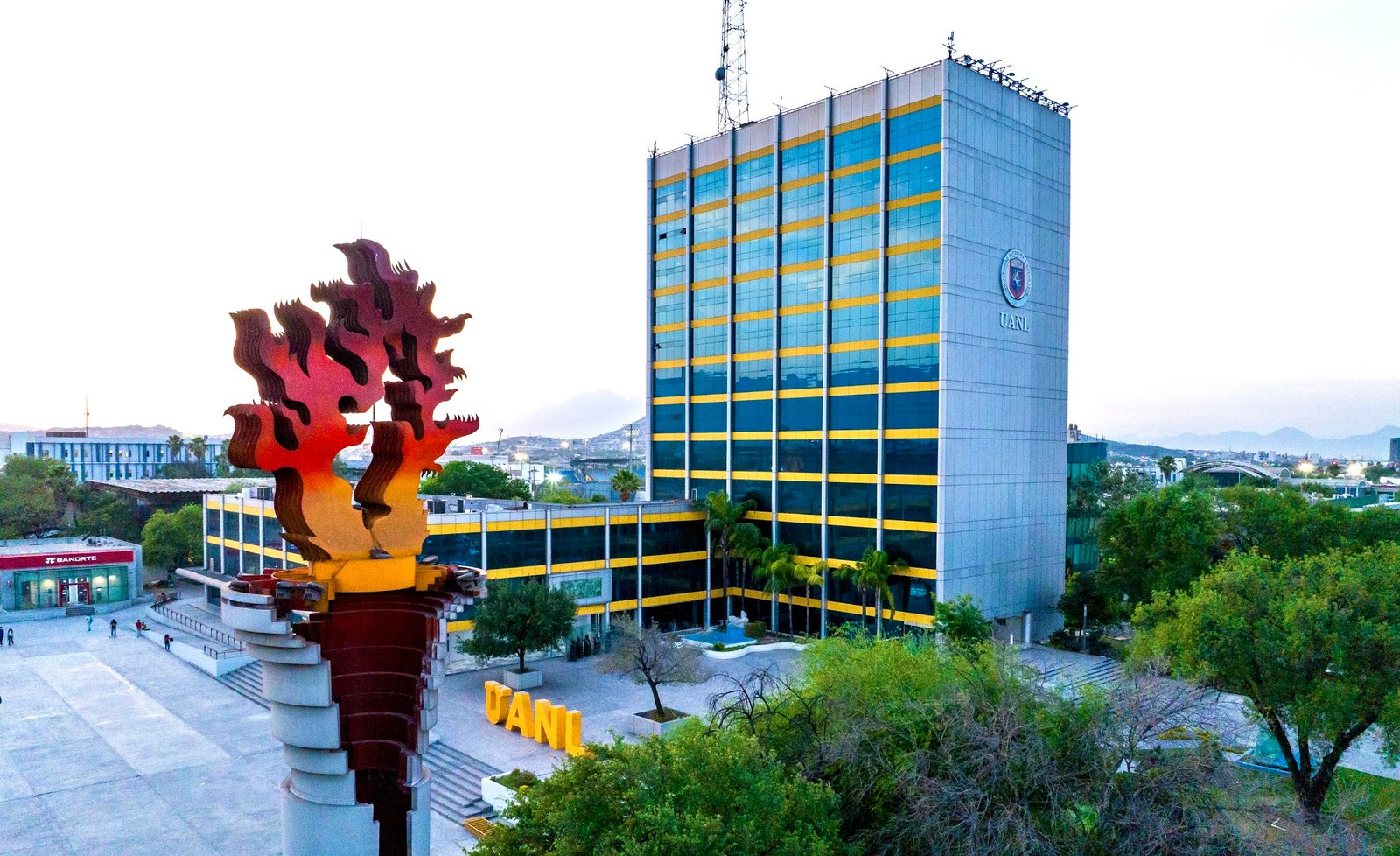 UANL instala centro de acopio para afectados por sismo en Venezuela
