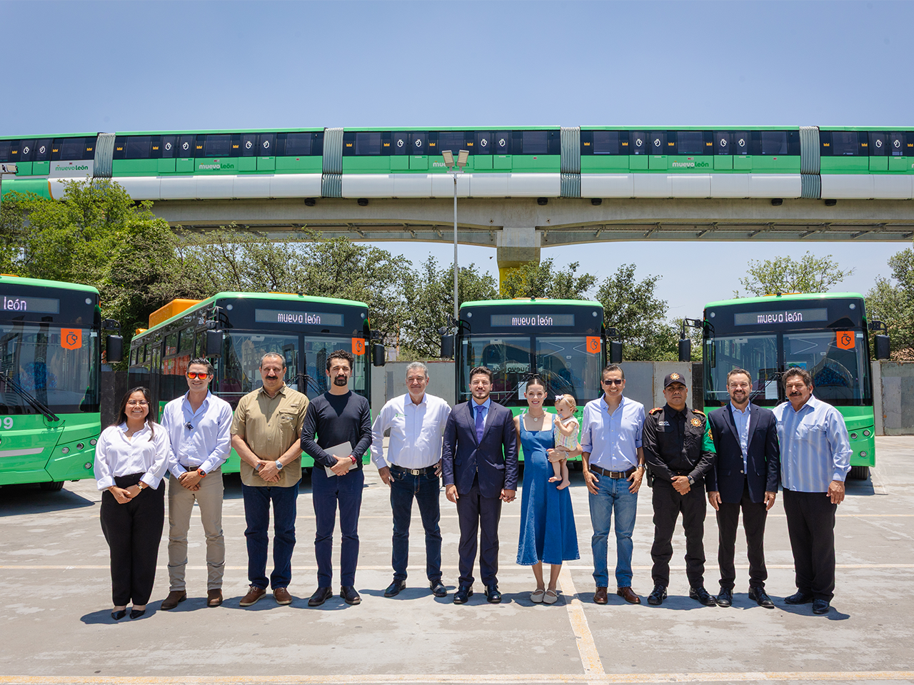 Entregan Samuel y Mariana 100 nuevos camiones para Nuevo León; destaca éxito del transporte durante el Mundial