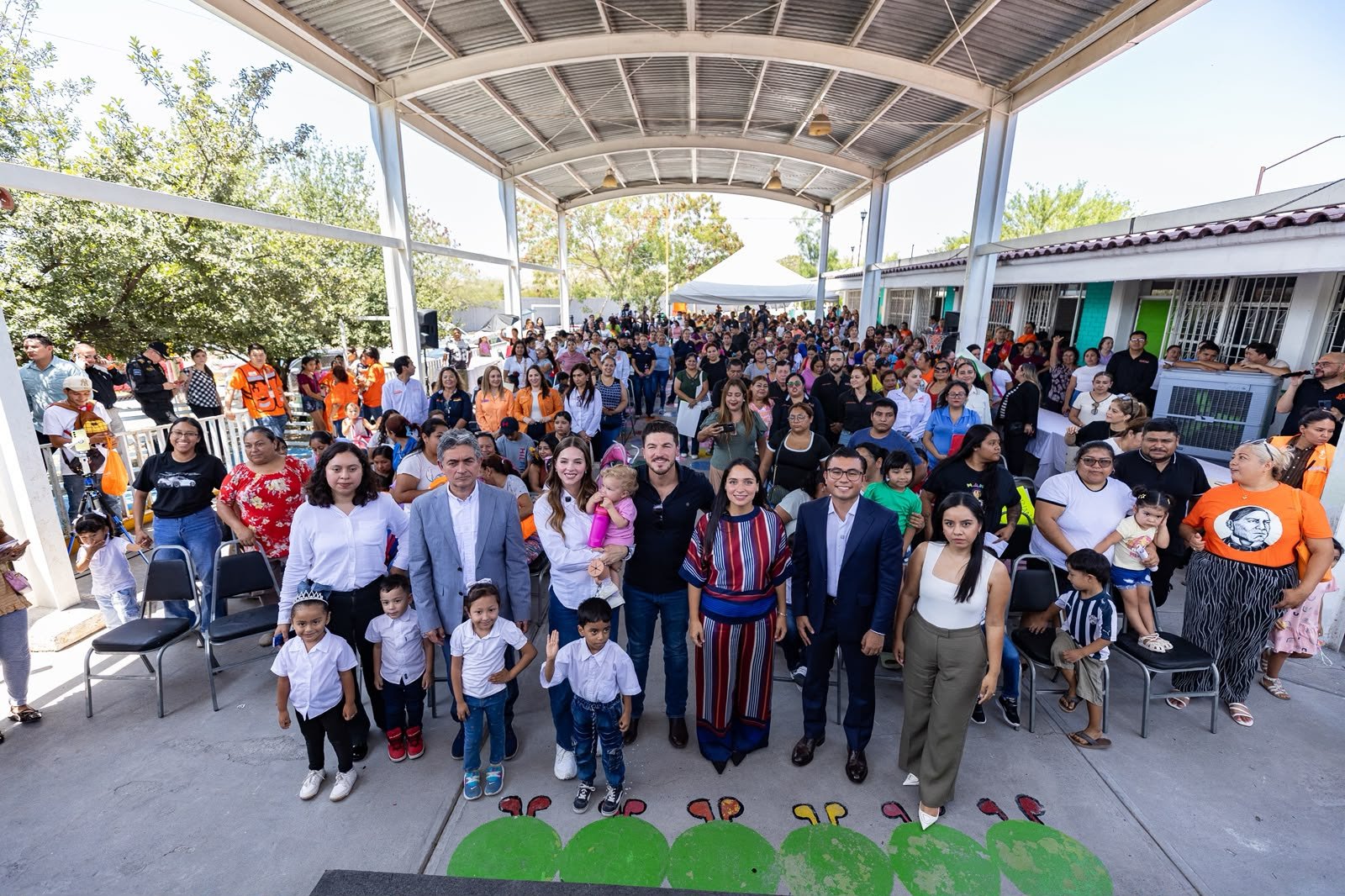 Encabezan Samuel y Mariana segunda edición de entrega de uniformes escolares gratis en Juárez