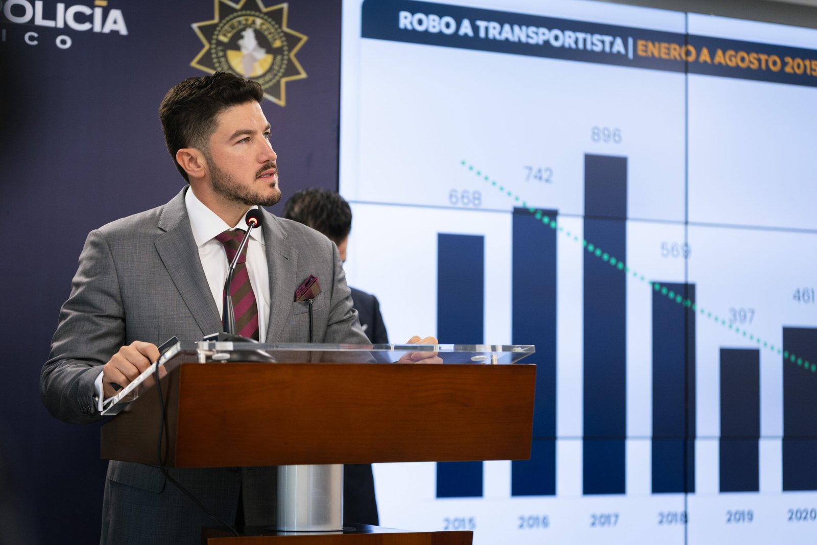 Destaca Samuel García reducción histórica del robo a transportistas en Nuevo León