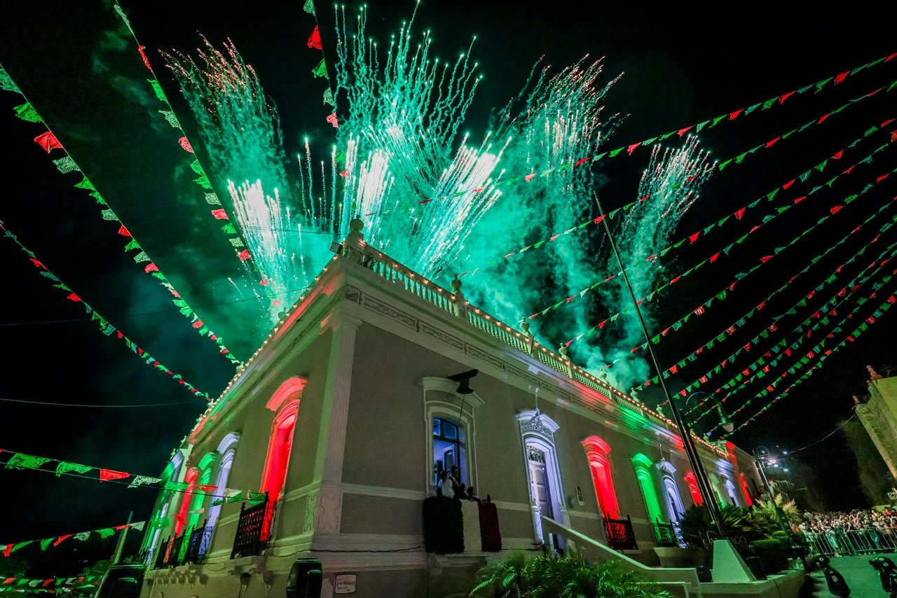 Celebra David De la Peña el 216 Aniversario d la Independencia de México junto a familias de Santiago