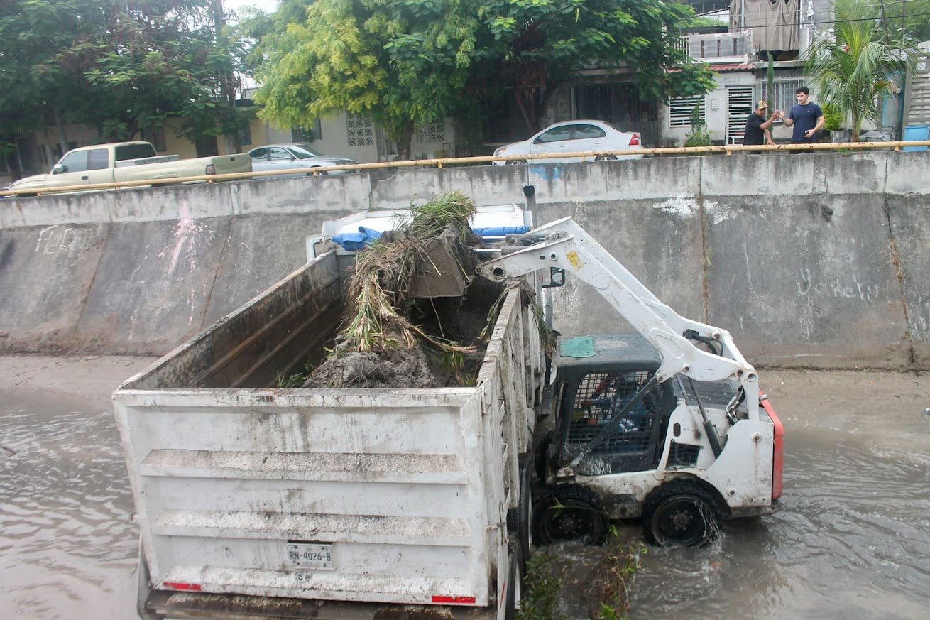 Retira Municipio de Monterrey 4 mil toneladas de basura y escombro del Canal Medular